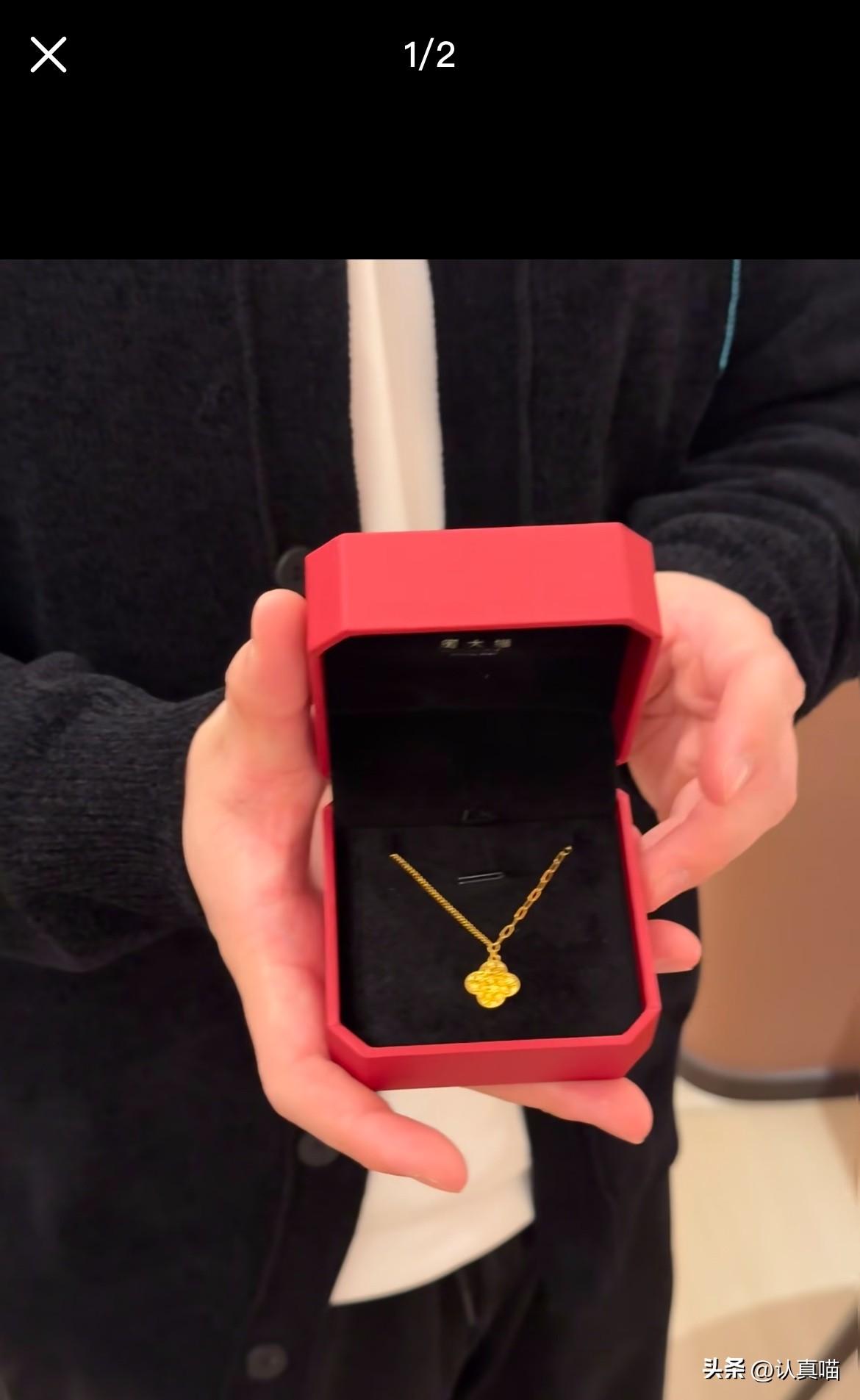 昨天刚入手黄金的朋友，今晚怕是要彻夜难眠了。前一日金价还在980元/克，今早直接