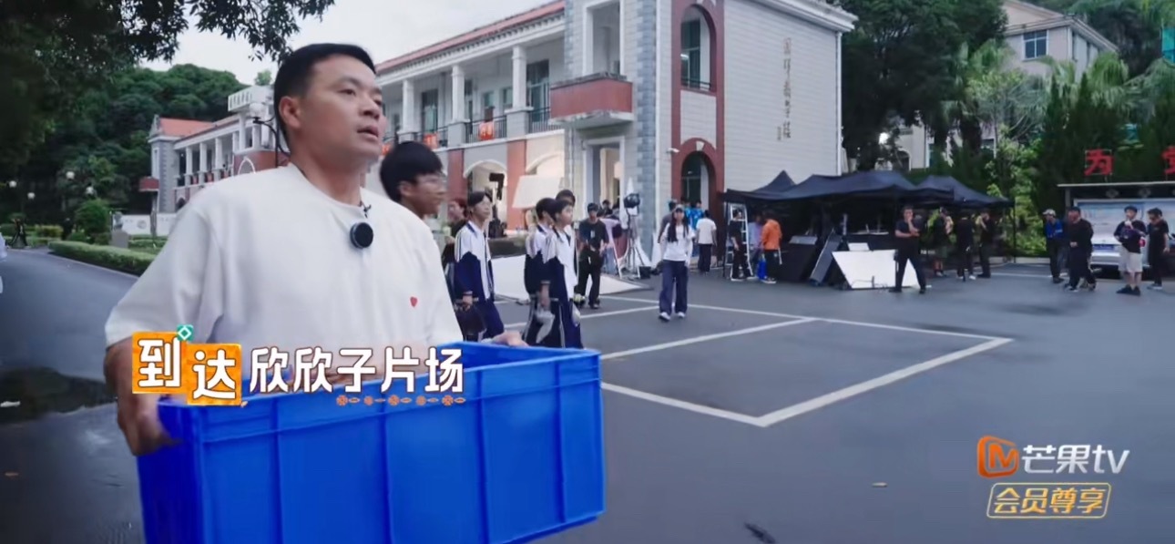 中餐厅灿如繁星梦幻联动林大厨带着泉州特色小吃探班虞书欣，还和 《灿如繁星》其他小