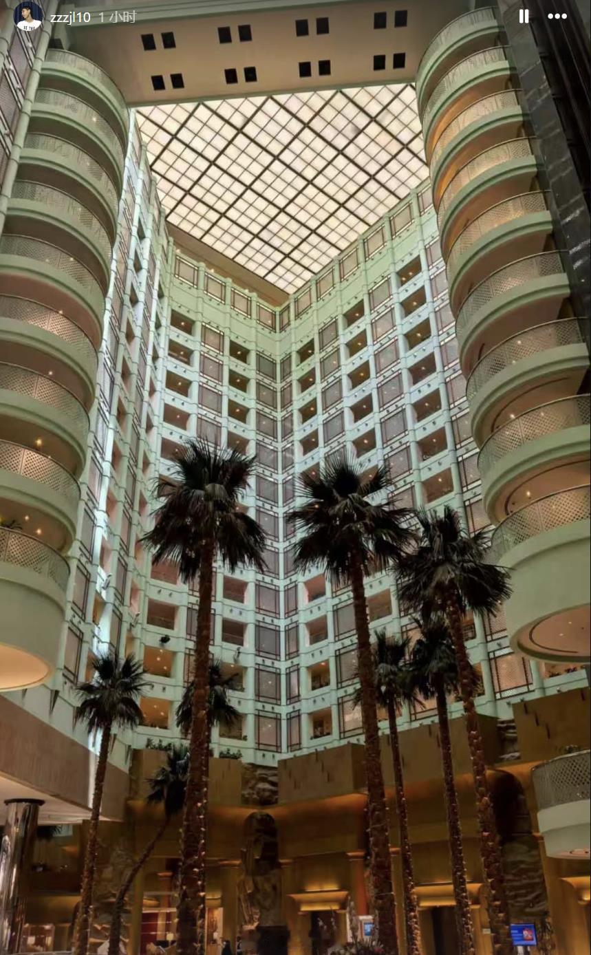 中国男篮 龙龙晒图了，看来男篮已经到了球员酒店，吉达希尔顿酒店（Jeddah H