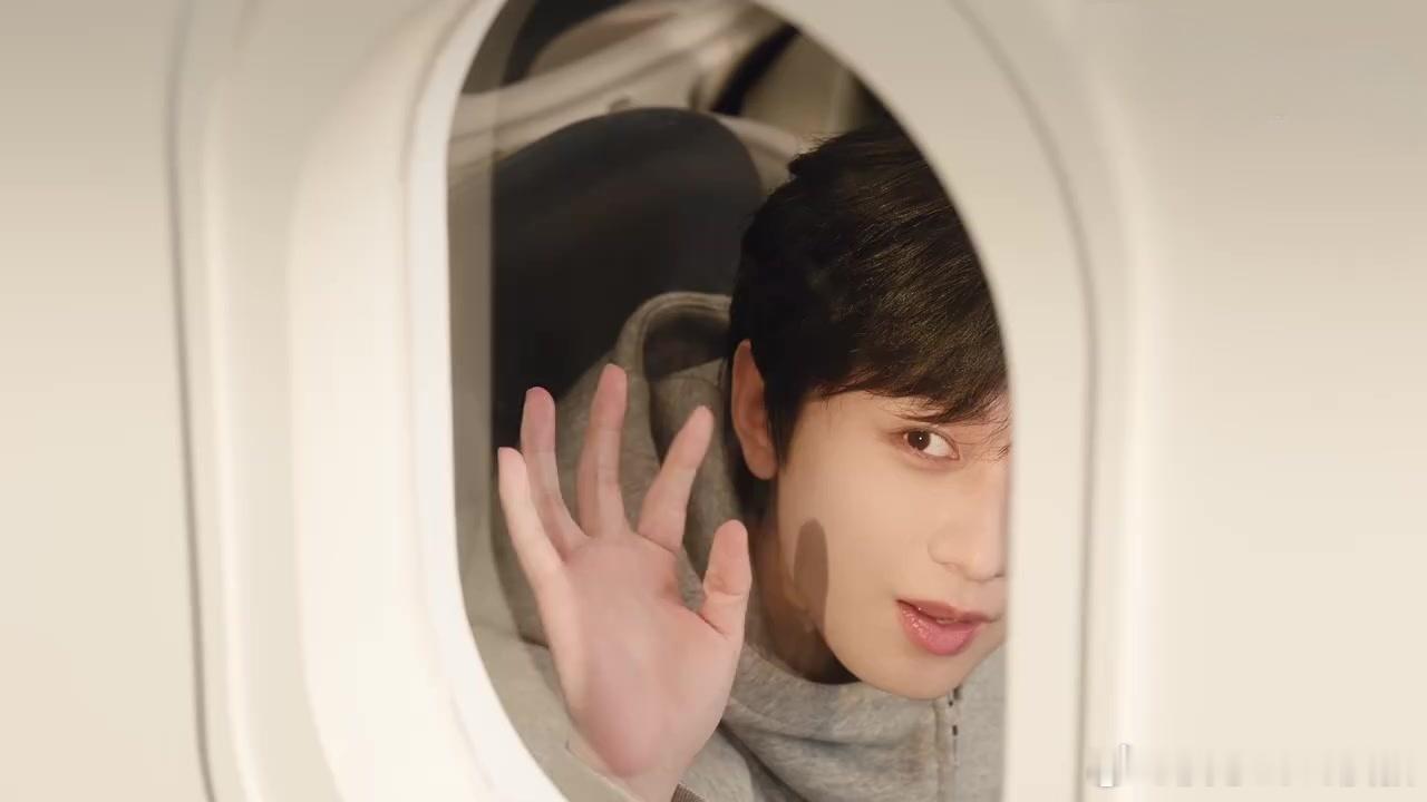 成毅穿什么都像行走的画报，但GAP这次是真的拍到我心坎里了。机场look松弛又有