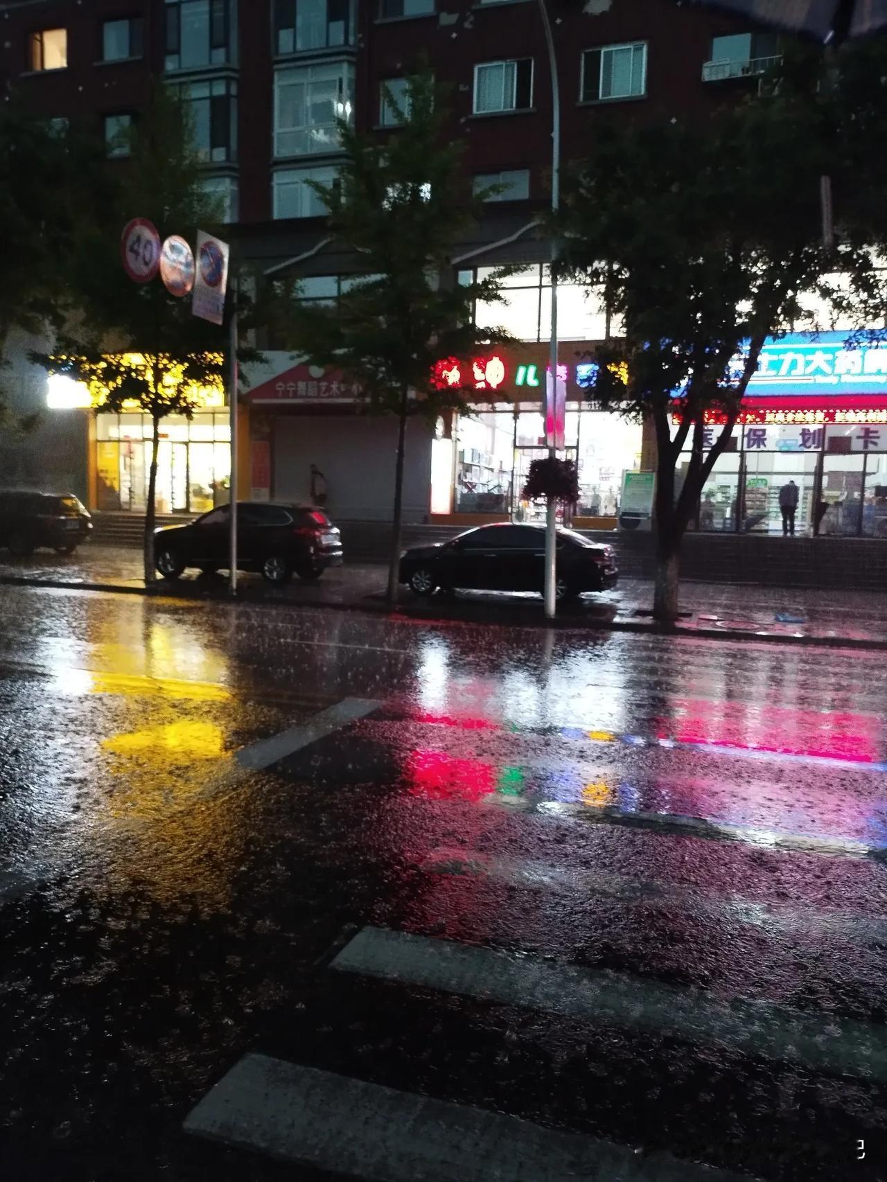 雨中即景
这是前几天下雨的时候拍的一张照片。
天气预报说，本溪今天还中雨到大雨，