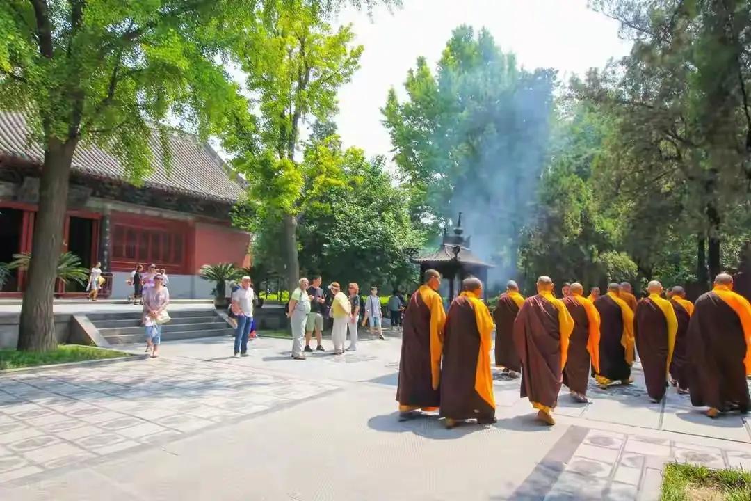 太离谱了！有着两次诈骗前科的刑满释放人员，网购一张假僧人证件，竟堂而皇之当上寺院