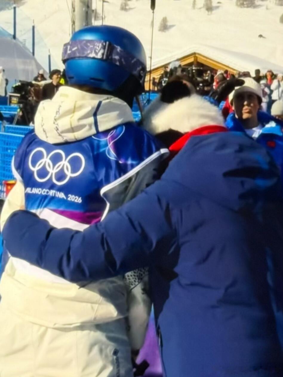 谷爱凌 大心脏谷爱凌第一跳失误后妈妈立马抱抱爱凌，有妈妈在爱凌更安心 