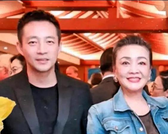 大家看汪小菲, 觉得他被分两半, 外面说他这不好那不好, 可是他呢, 又很独立,