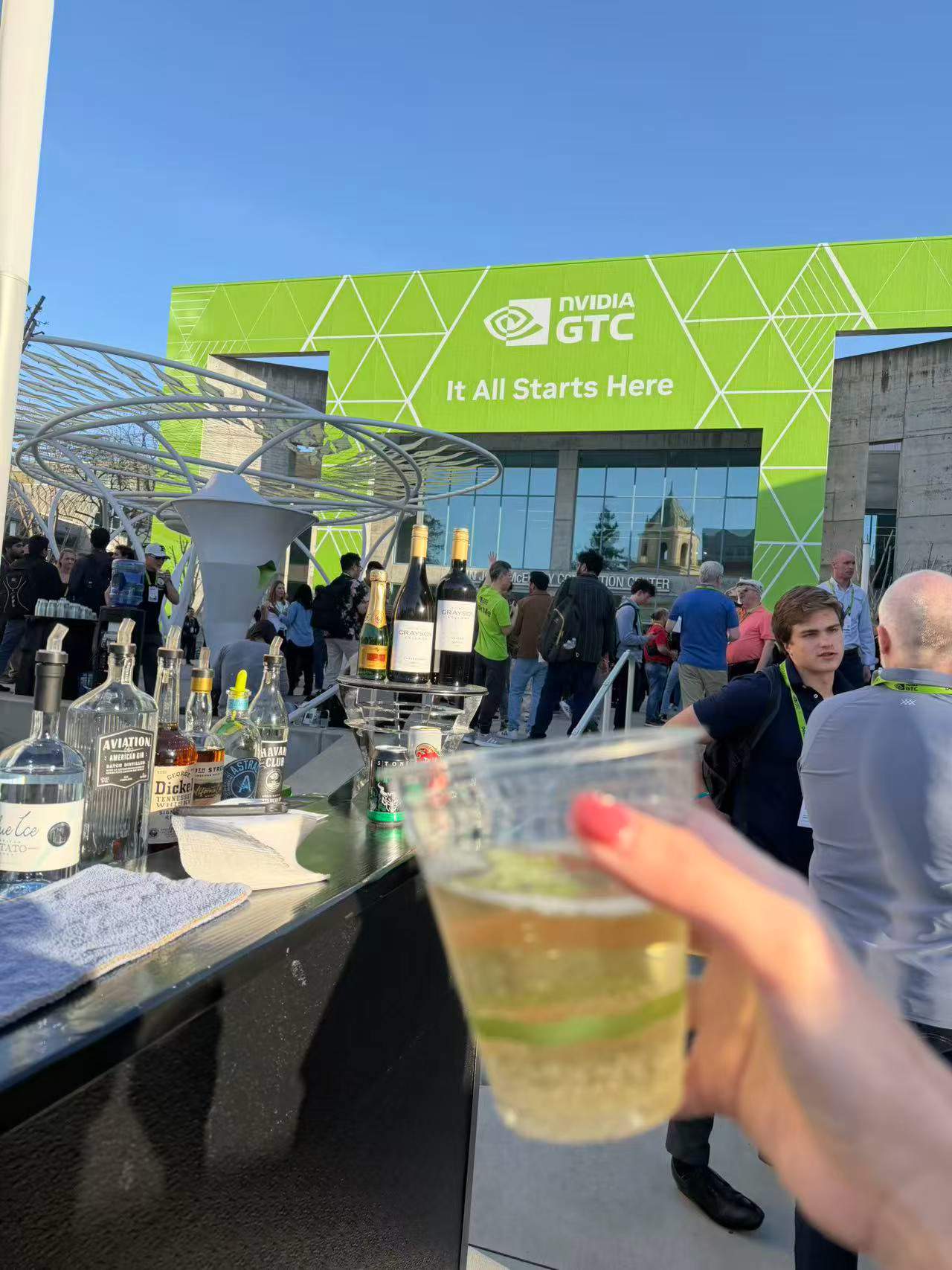 喝香槟ingNevdia的号召力挺强的，太多新的Topic，好多会议室进去听不懂