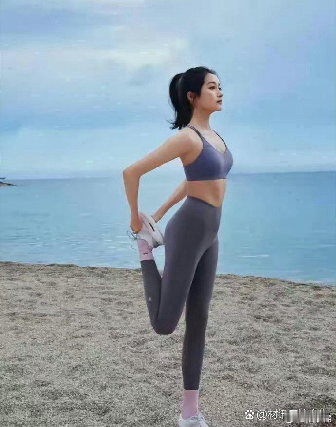 关晓彤的身材。腿长是腿长，但是感觉身材缺点意思啊 ​​​