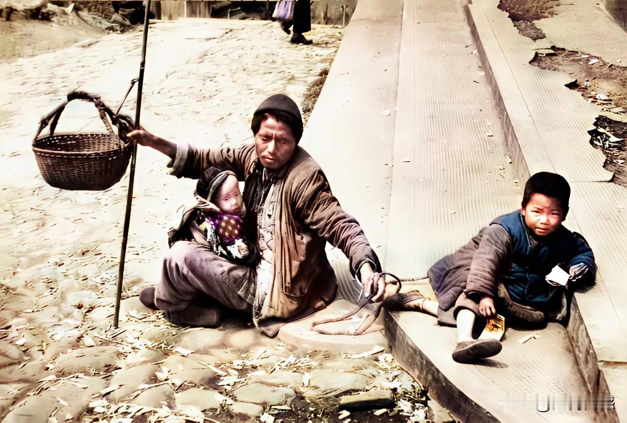 地上坐的这个男人，眼睛是有疾病的，应该是一个盲人，他这是带着两个孩子在乞讨，两个