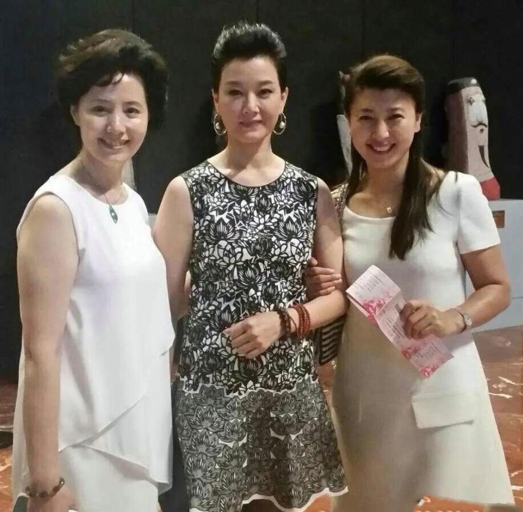 三位女明星的合影，肤白貌美，只知道中间的是歌唱家宋祖英，右边的这位看上去特别的面