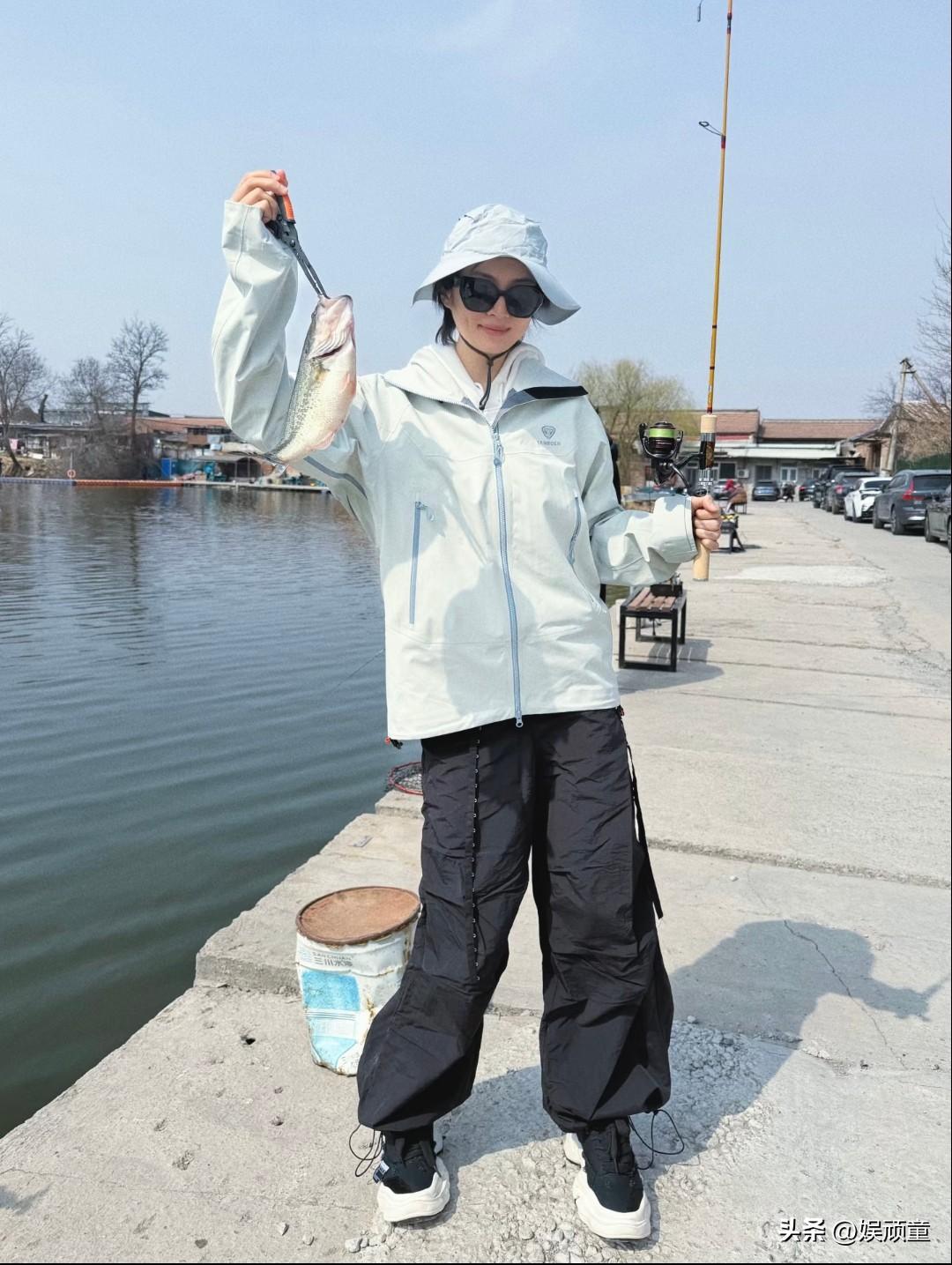 姚安娜来到水塘边钓鱼，她备好了鱼竿、鱼诱、篮网、钳子等工具。起初以为她会“空军”