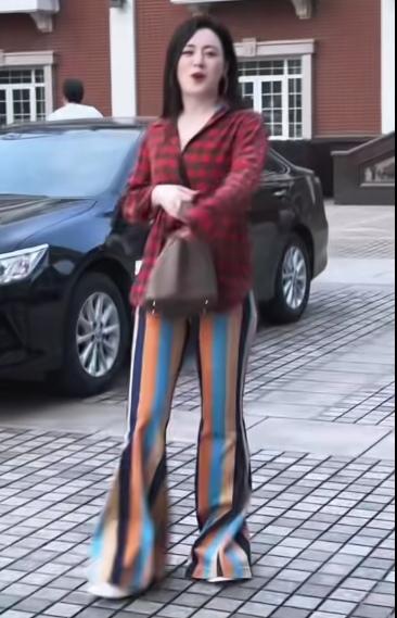 这个美女不认识，据说是一个唱歌的主播，粉丝几百万的大网红，名字叫唐艺。她的歌没听