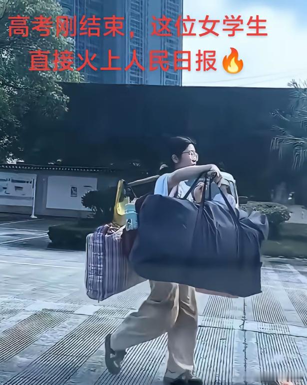 高考结束，一位独自挑着行李回家的女生。 ​​​