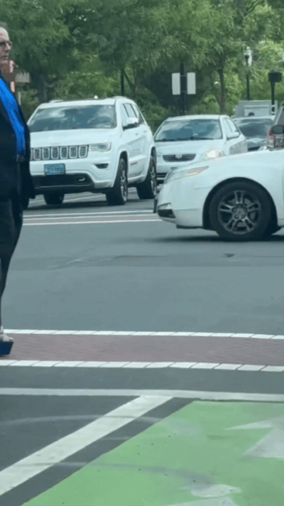 他是不是有高跟鞋驾驶证啊[允悲] ​​​