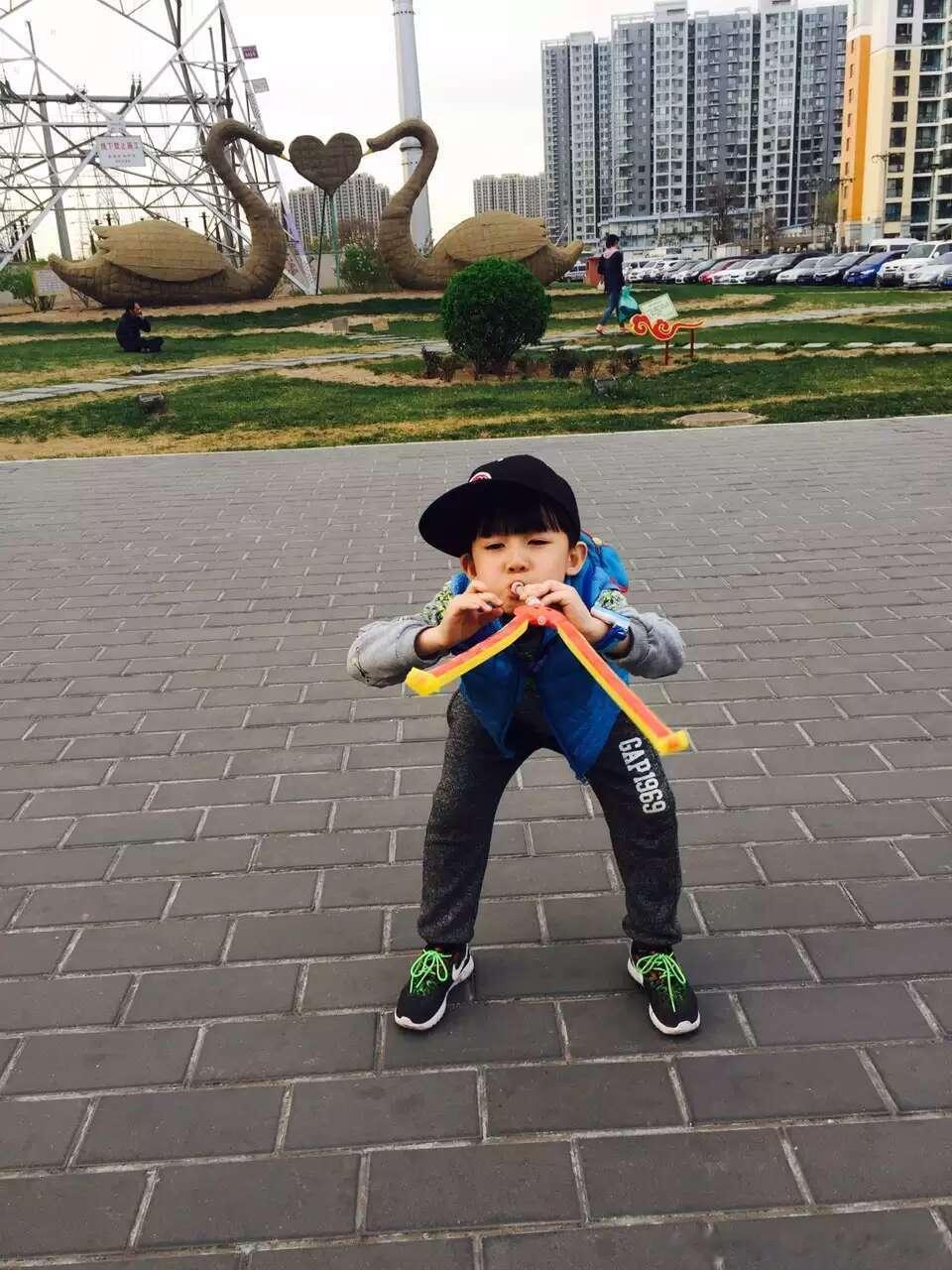 杨博文晒童年照深夜来一波超萌暴击杨博文520发了童年照小小杨好可爱呐想rua！ 