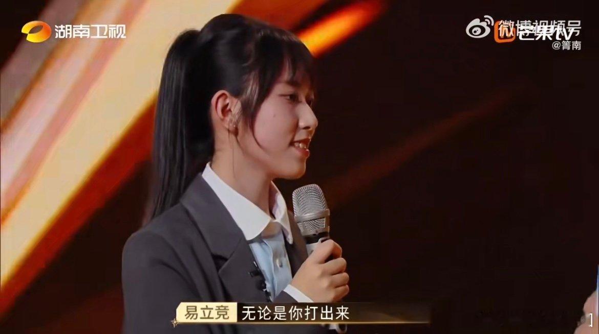 易立竞观察细致到了美甲  谁能想到易立竞会注意周梦欣的美甲，这一细节，尽显工科女
