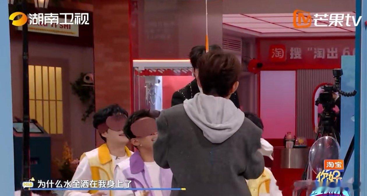 郭俊辰躲过第一次躲不过第二次你好星期六打雪仗现场，郭俊辰灵活躲过第一个水球，然而