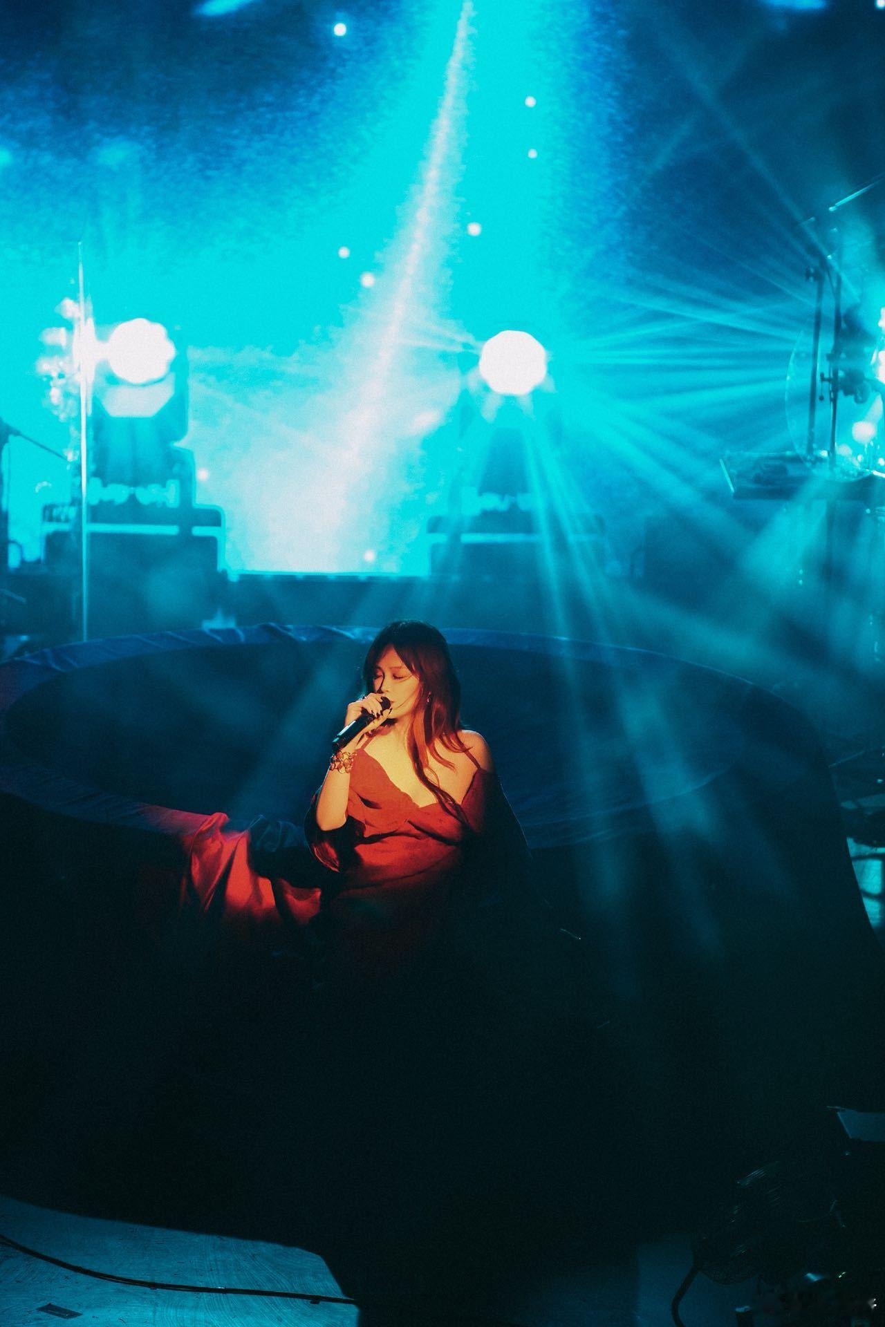 陈婧霏红霞影剧院陈婧霏的红霞影剧院北京巡演真的是让我感到沉浸其中。演出前的香氛和