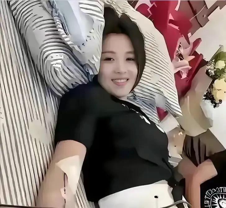 浙江一28岁女孩无偿捐献骨髓，救了一名15岁白血病男孩。没想到，男孩康复后找到她