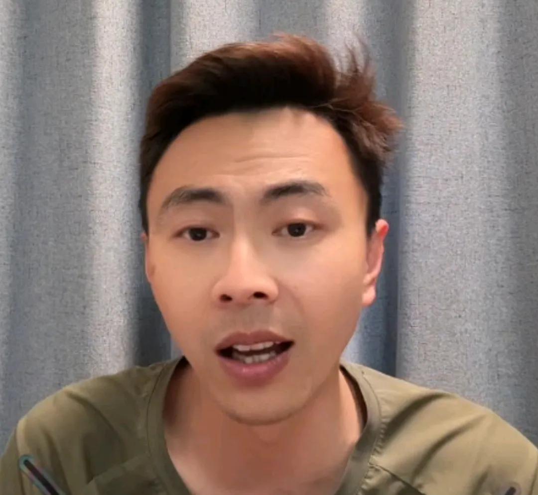 海港球迷邱少痛批了申花球迷奶爸蓝血人。
他在直播时表示，有些申花球迷他是真的看不
