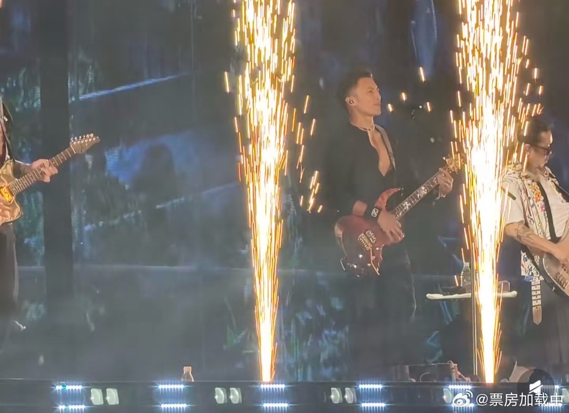 谢霆锋演唱会现场粉丝淡定开会年轻人的一心二用有多绝有胸肌的硬帅就该脱掉外套！给设