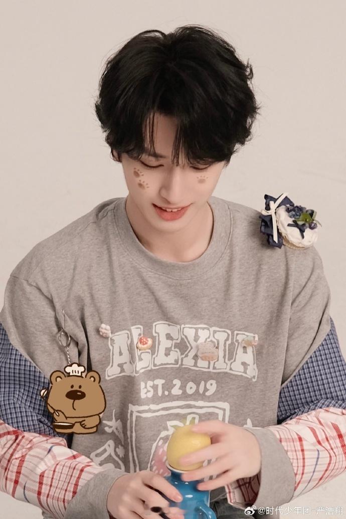 #严浩翔脸上画了小熊爪# 严浩翔的最新自拍简直是可爱的花园！脸上的小熊爪图案犹如