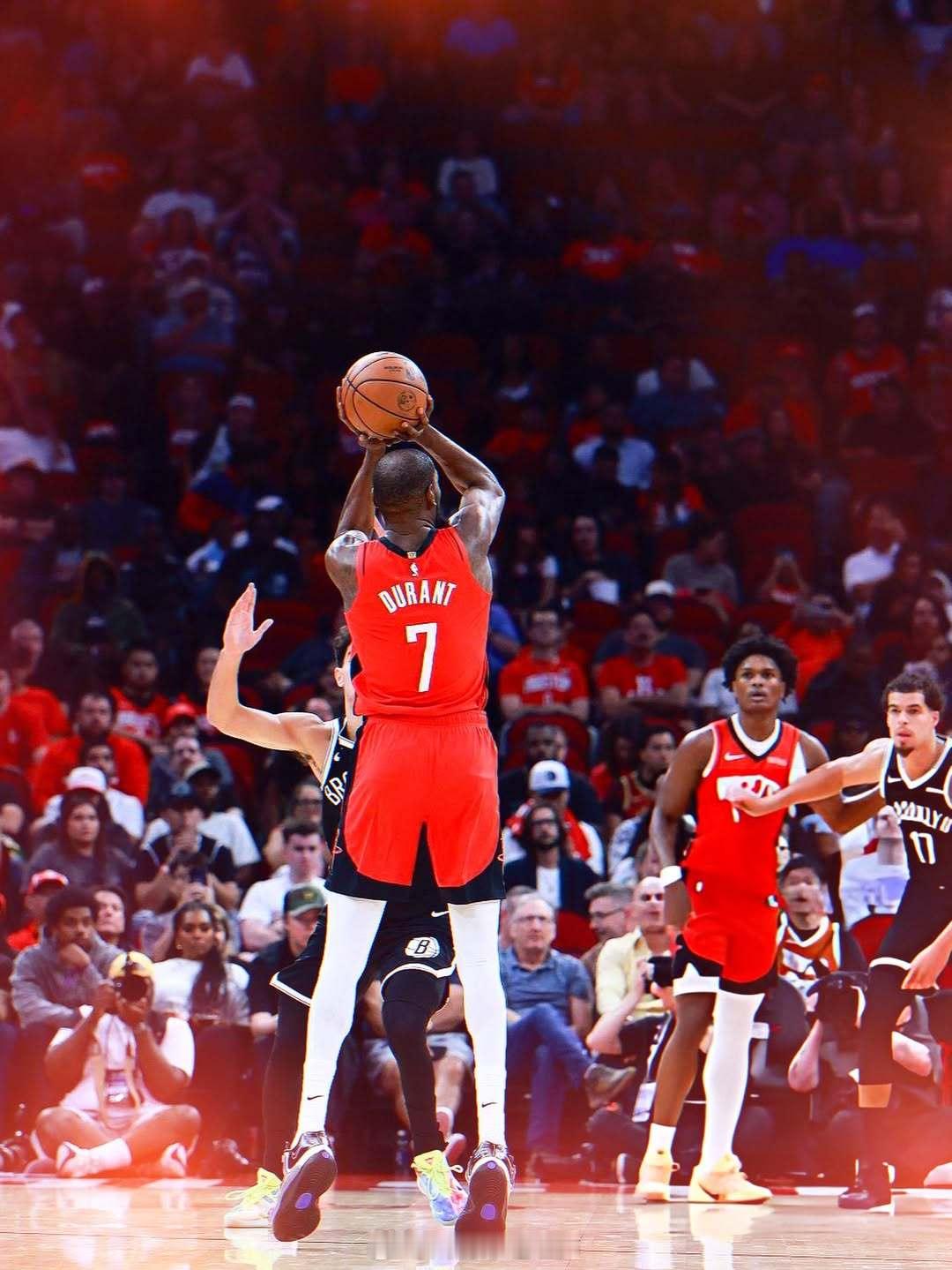 近日，火箭球星杜兰特参加了播客节目《Pivot Podcast episode》