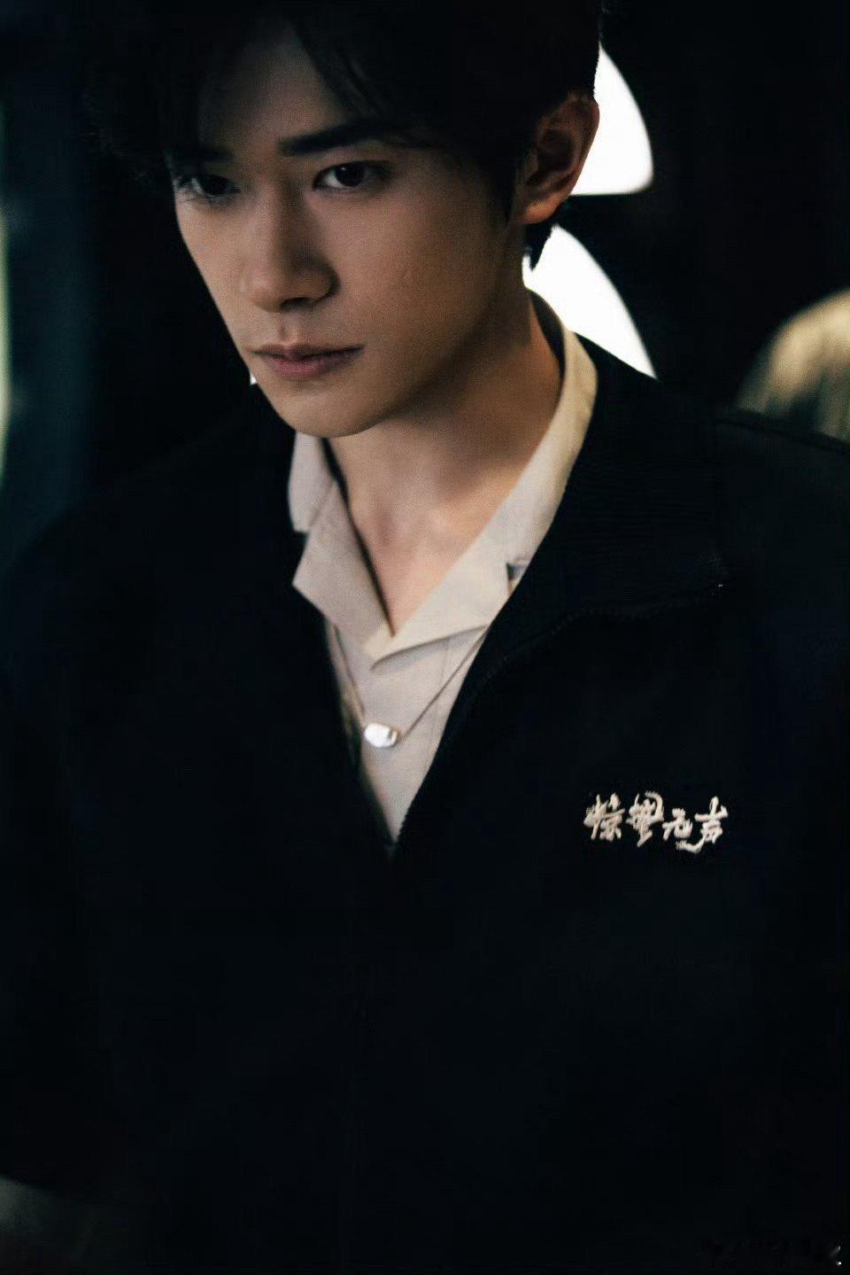 易烊千玺严迪是信仰最好诠释 黑暗中做光，险境中做盾，严迪以生命赴使命，易烊千玺完