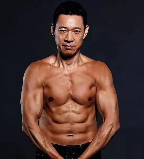 张丰毅坚持健身，他所演的硬汉形象里外一致，这与他平时常年坚持健身有关，练就了一副