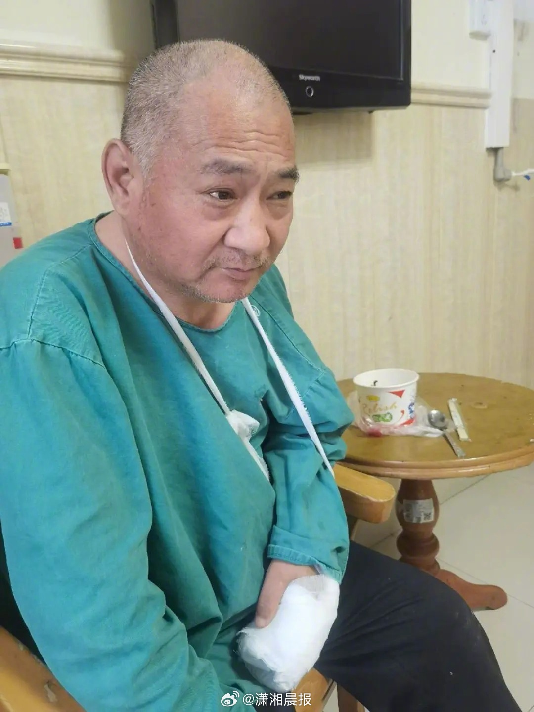 【#卖盒饭博主遇大叔受伤送医垫付药费#，#家属回应百万粉丝博主救助受伤父亲#】“