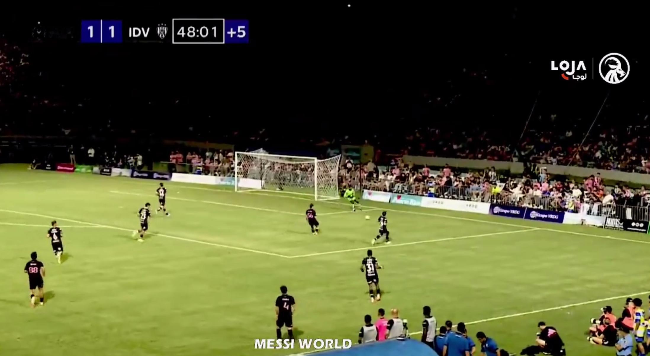 半场比赛结束，双方暂时1-1战平。刚刚进行热身的梅西，估计下半场要上场了！这比赛