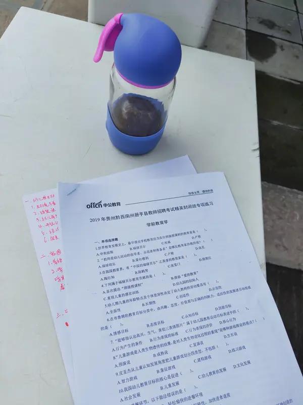 看见省考进考场，队伍拍的很长，大家有序的进场，人很多

当时想，这些毕业生都不容