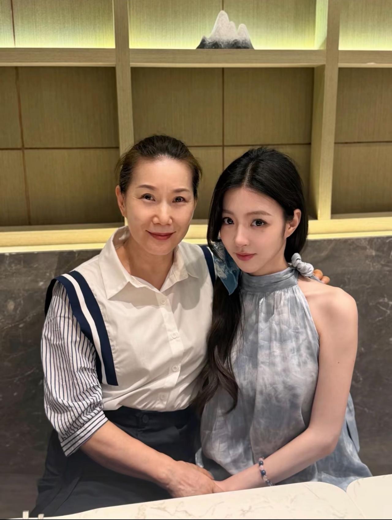 周妈妈晒与柳柳合照，全网祝福：这也太有婆媳相了！
今晚，周佑凌妈妈发了一张和柳柳