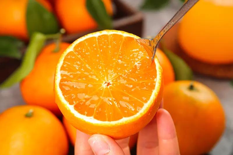 在运动方面，冬天跑步也有门道。手机健康群里总有人晒5分配、4分配速，搞得配速像成