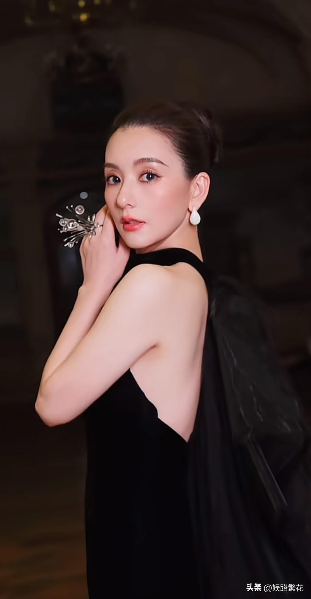 8月10日，方媛晒出自己变装视频。从甜美的人妻模样切换成冷艳御姐让人眼前一亮。变