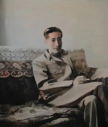 1962年，一位嘴唇、脸庞紫得发黑，头发全白、牙齿掉光，瘦到脱相的老人，在上海监