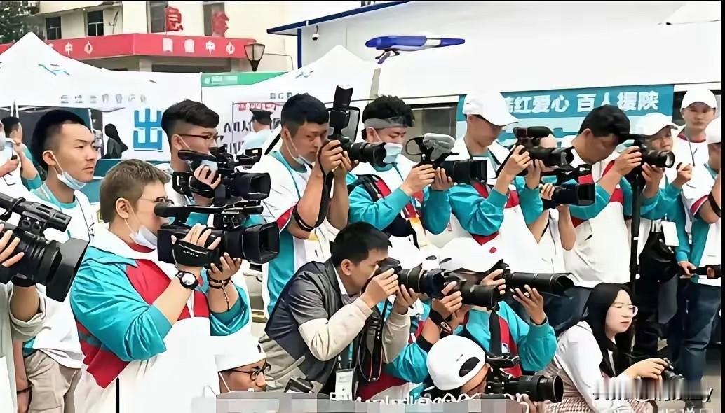 韩红带着百人团扎进内蒙古草原牧区义诊去了！但是放眼望去拿相机拍摄的人就占去了一半