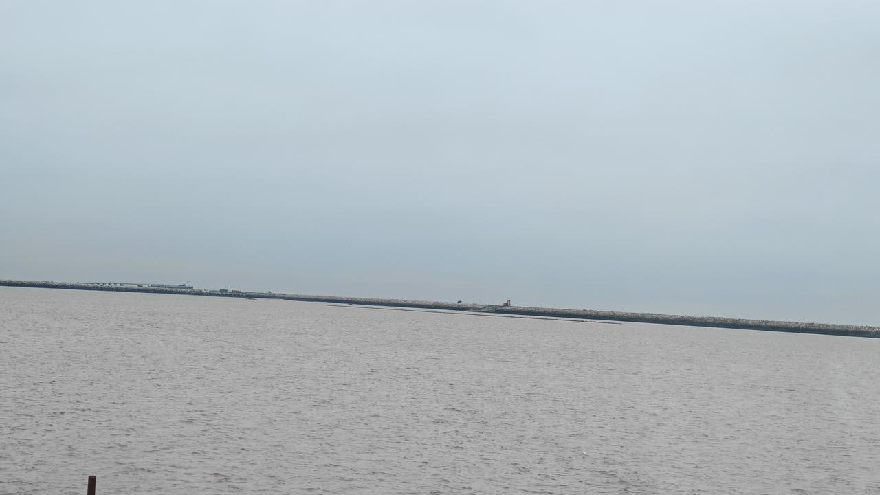 前几天我随手拍了横沙天海造岛工程的照片。那场面，简直震撼！一眼望去，大片的土地在