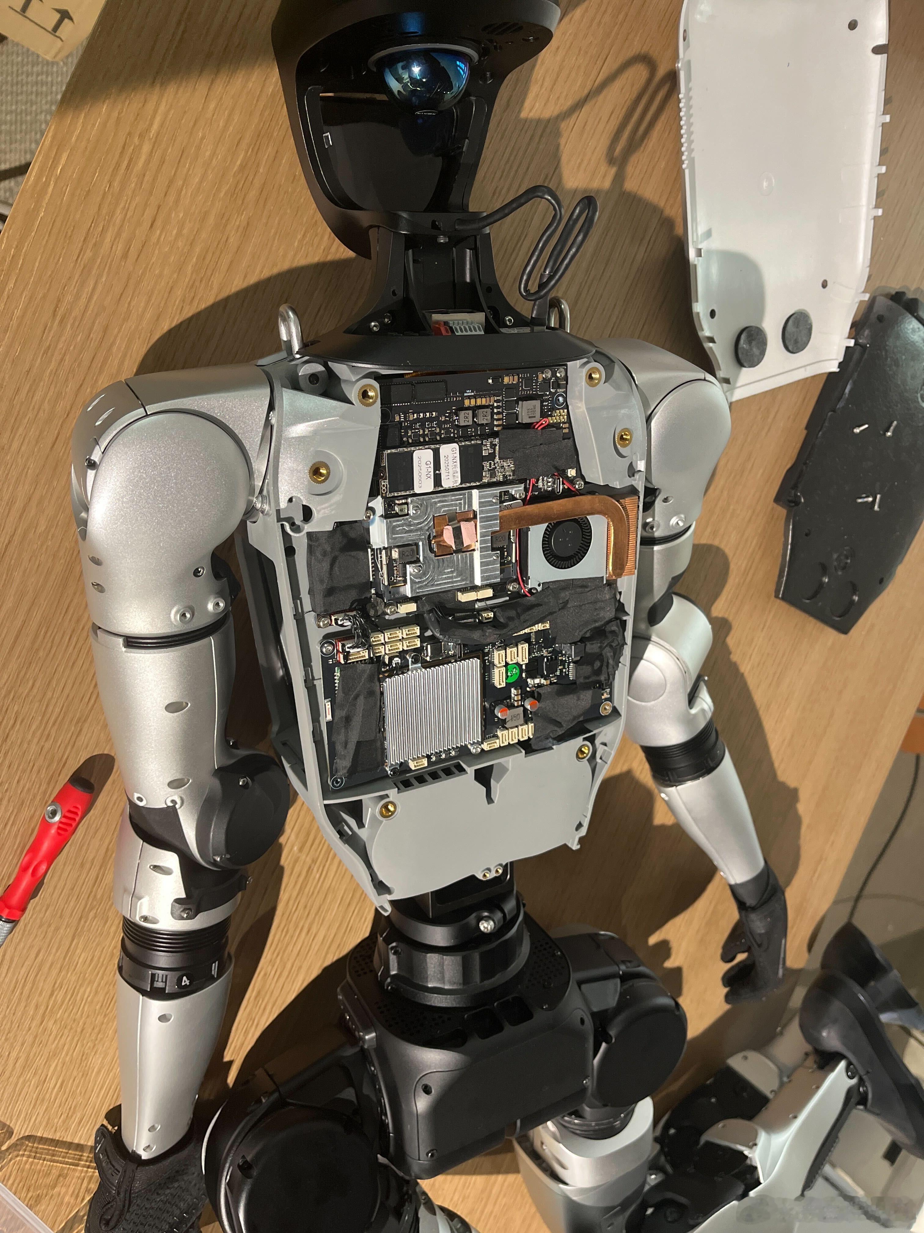 宇树 G1 人形机器人的内部构造，主要成本大头是在关节模组和躯体，可根据需要选配