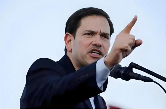 随着中日冲突愈演愈烈，美国的态度成为各方关注的焦点。在当地时间的12月19日，美