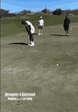 塔图姆赛季报销悠闲打高尔夫，和詹姆斯、乐福同组挥杆
北京时间2月19日，就在勇士