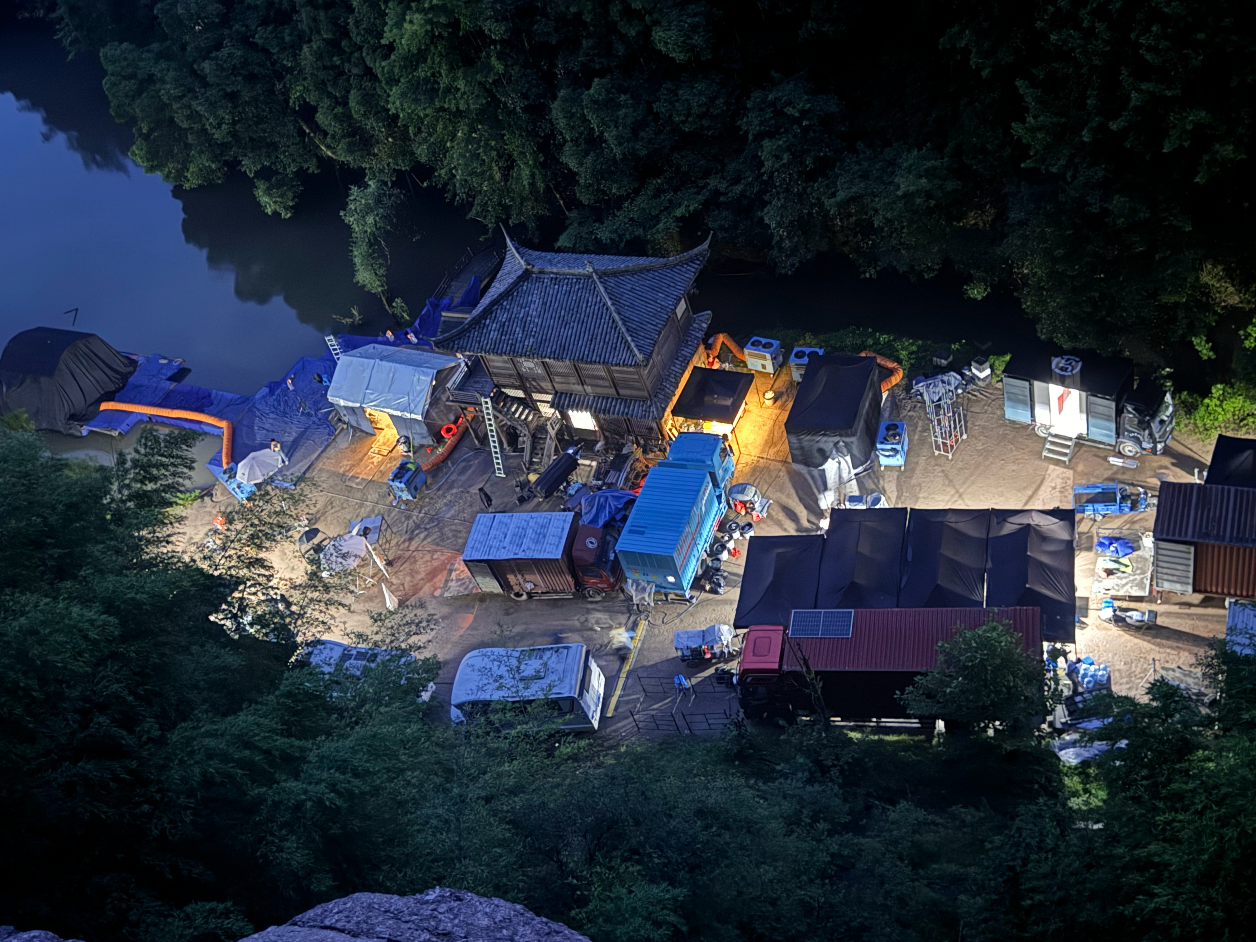 生活手记连续爬了四天山今天也算和小凤哥哥一起看过小镜湖夜景了