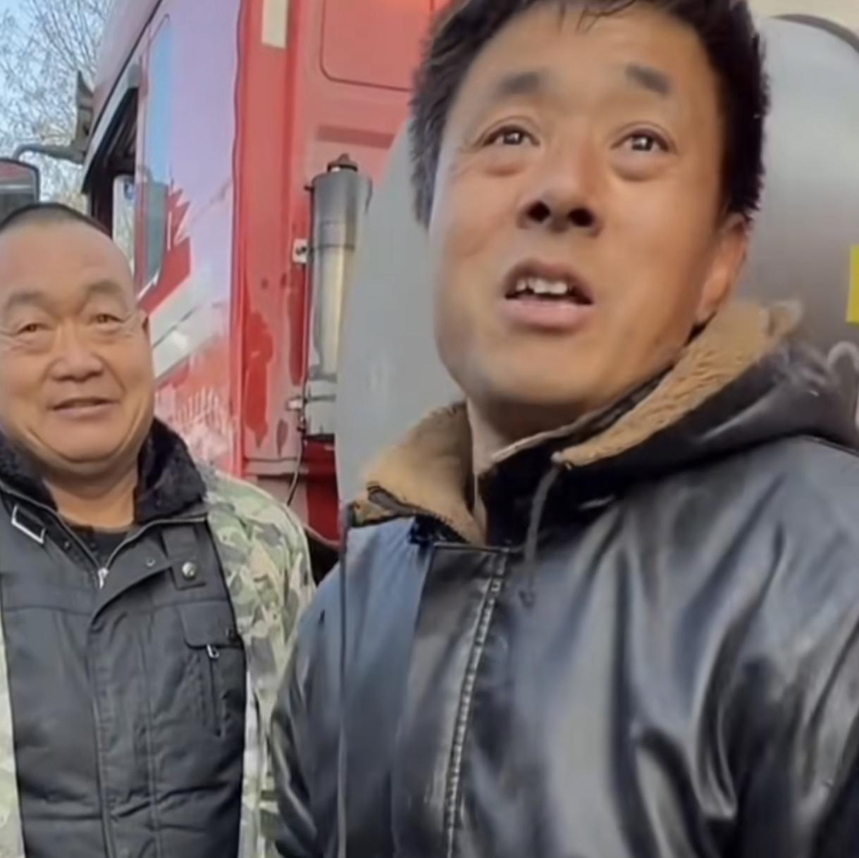 说好300元变200元
货车司机急眼了
一场有温度的“讨价还价”陕西，小伙与货车