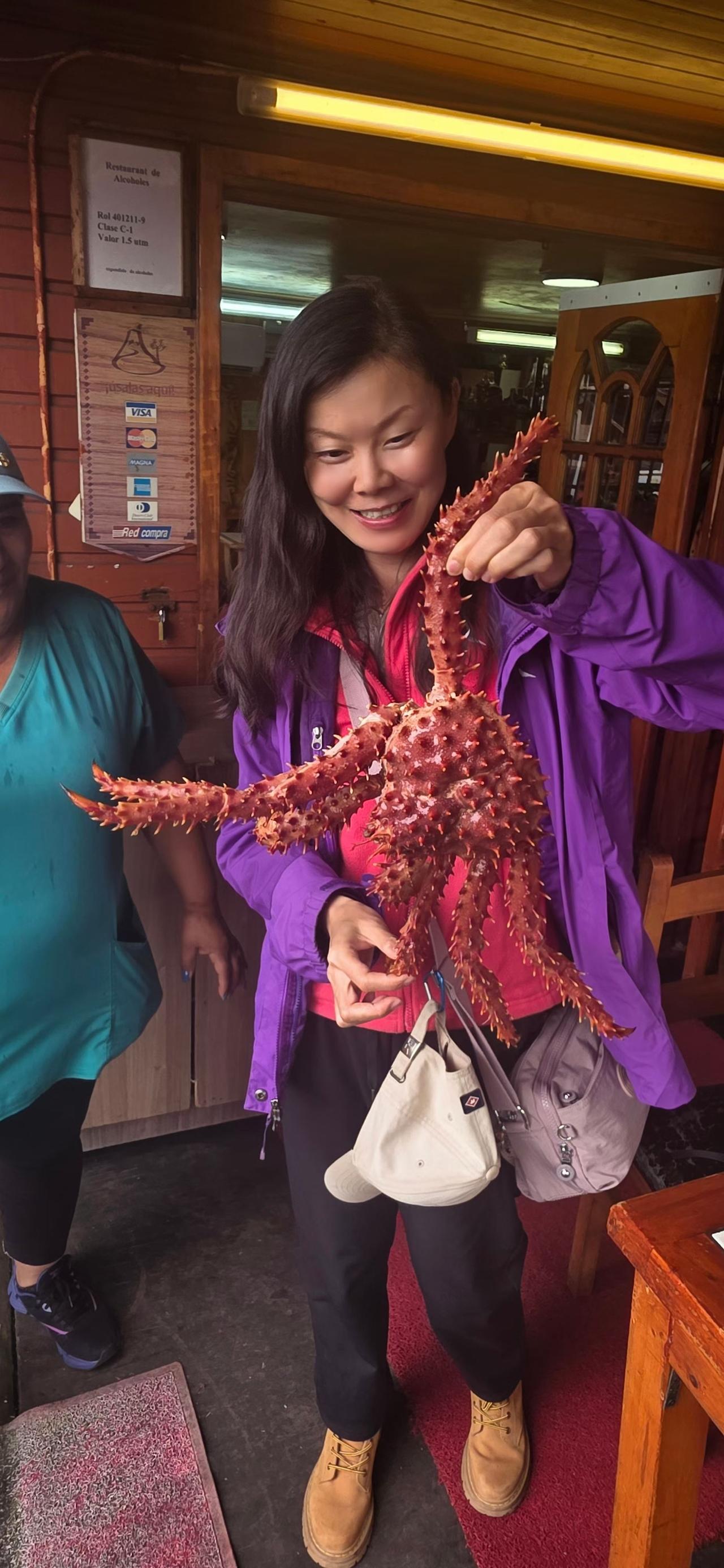 在智利实现了200多元人民币吃帝王蟹！还实现了海胆自由！手掌大的藤壶、青口也安排