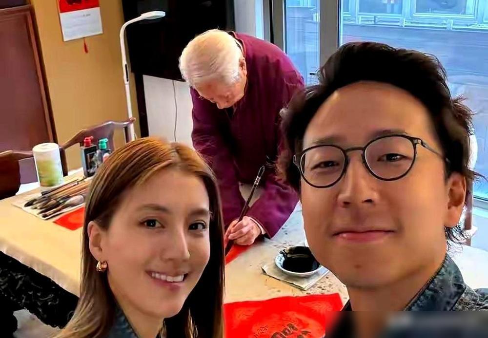 朱珠一张“老娘最拽”的精英脸，演医生，咋就被骂“脸肿油腻”？这反差，就离谱。
 