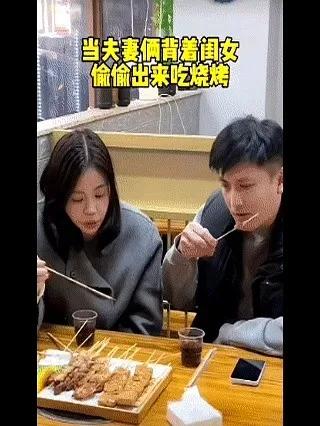 小女孩发现爸爸妈妈在烧烤摊上偷吃，没想到爸爸妈妈的反应太搞笑了。
这一幕被路过的