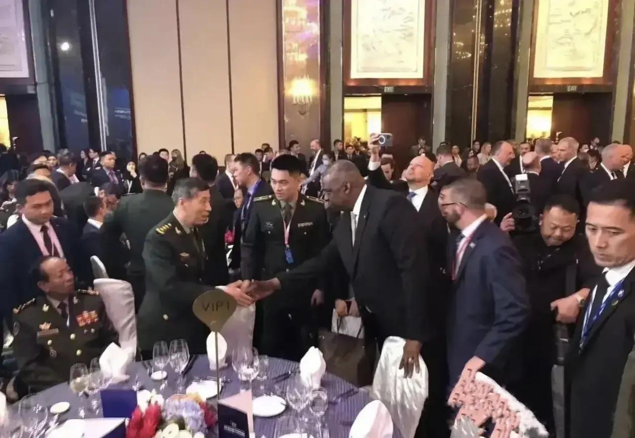 中美防长终于坐一桌了！主动和我们的防长握手！
用表面的文章来彰显美方的大度吗？这