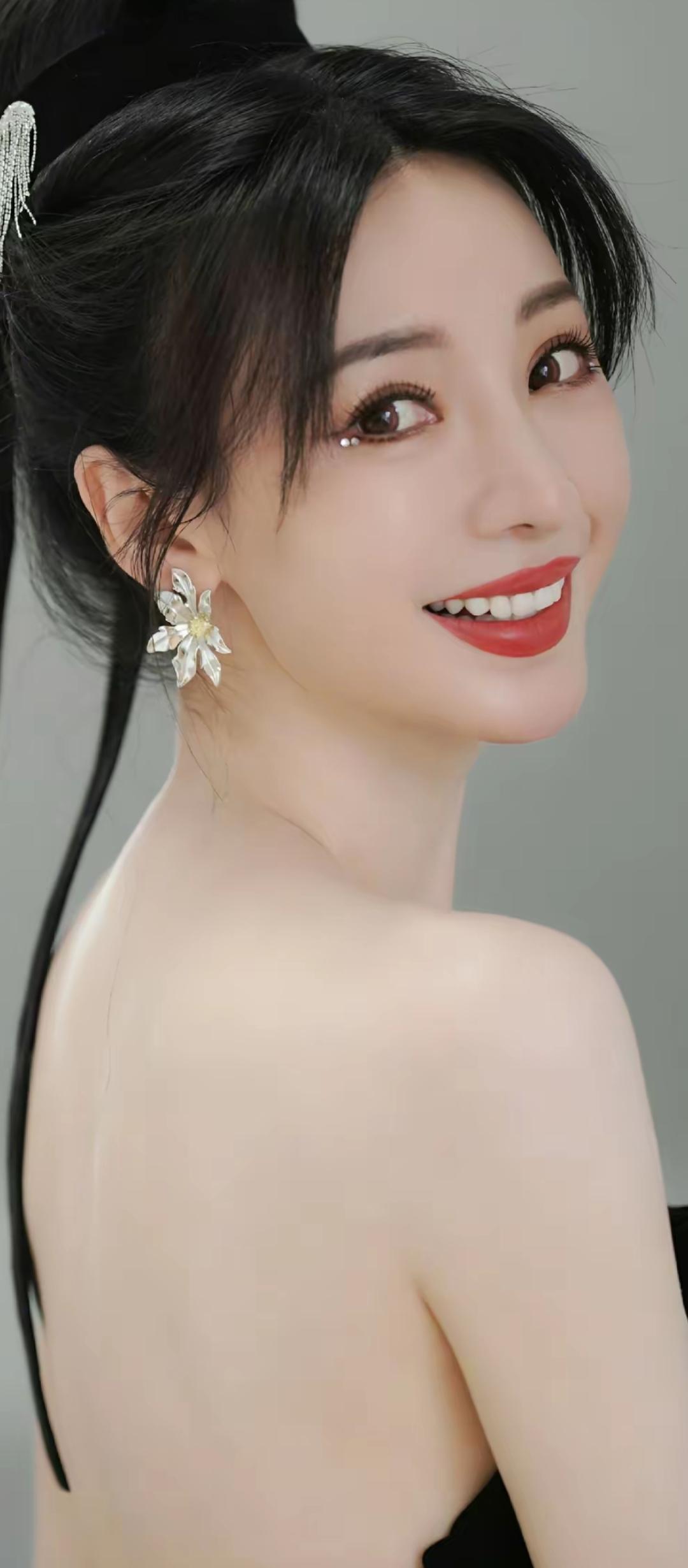 笑靥如花，倾国倾城。