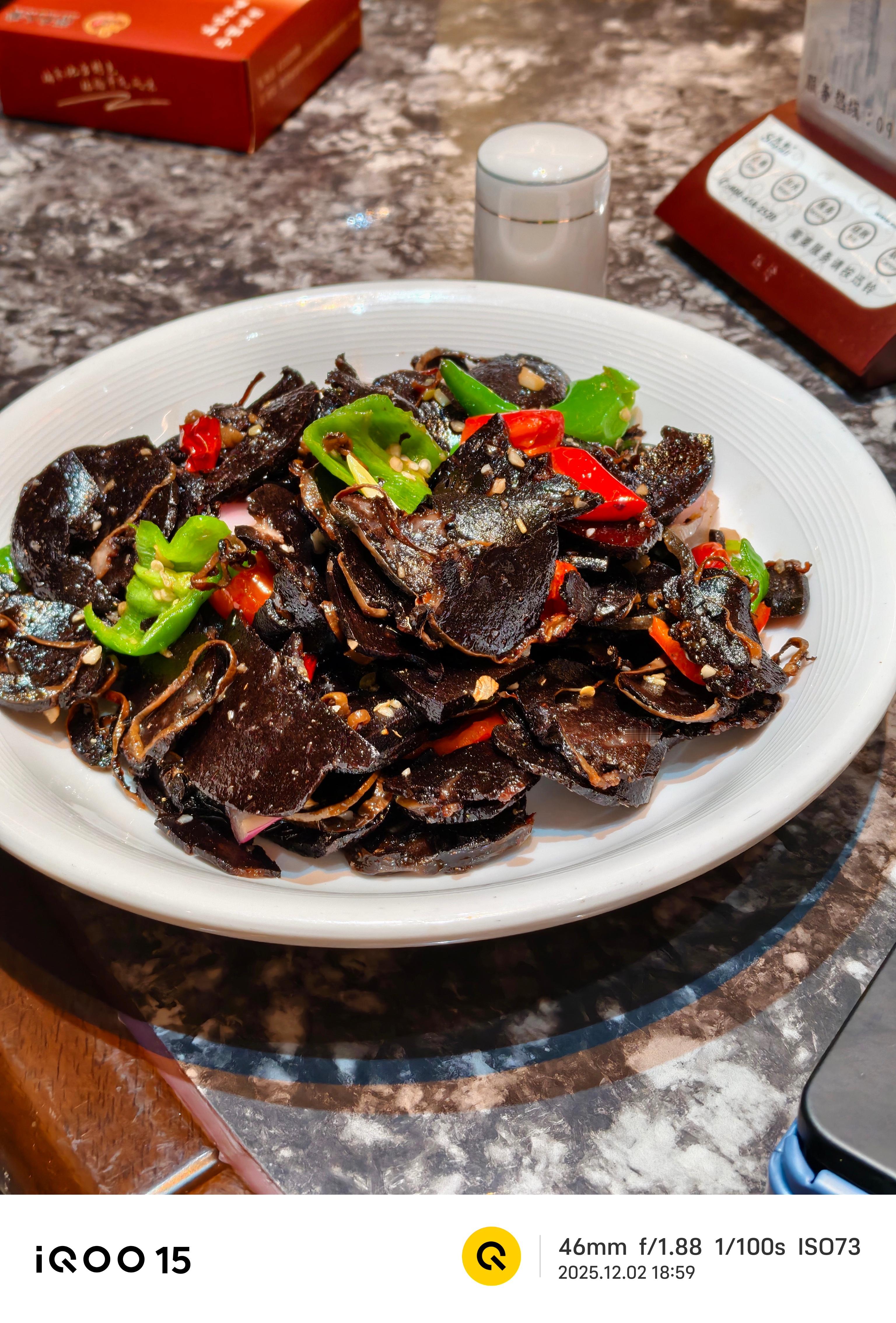 晚上了简单吃点去的地方多了不得不感叹祖国各地美食的大不同天差地别！iQOO15的