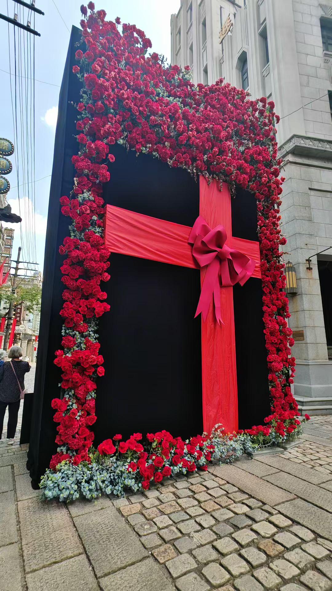 晒图笔记大赛把整座城市的浪漫，都打包进这束巨型玫瑰礼盒里。路过的风都带着甜，每一