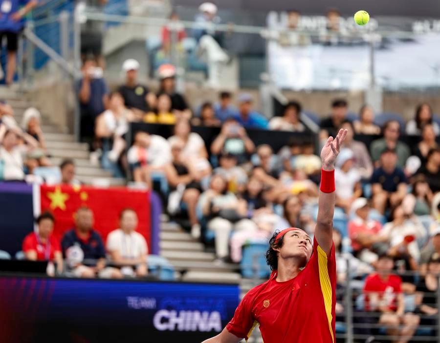 张之臻打得真算不错了，团体赛也确实是很拼。不过阿利亚西姆实在太难打，全场一发得分