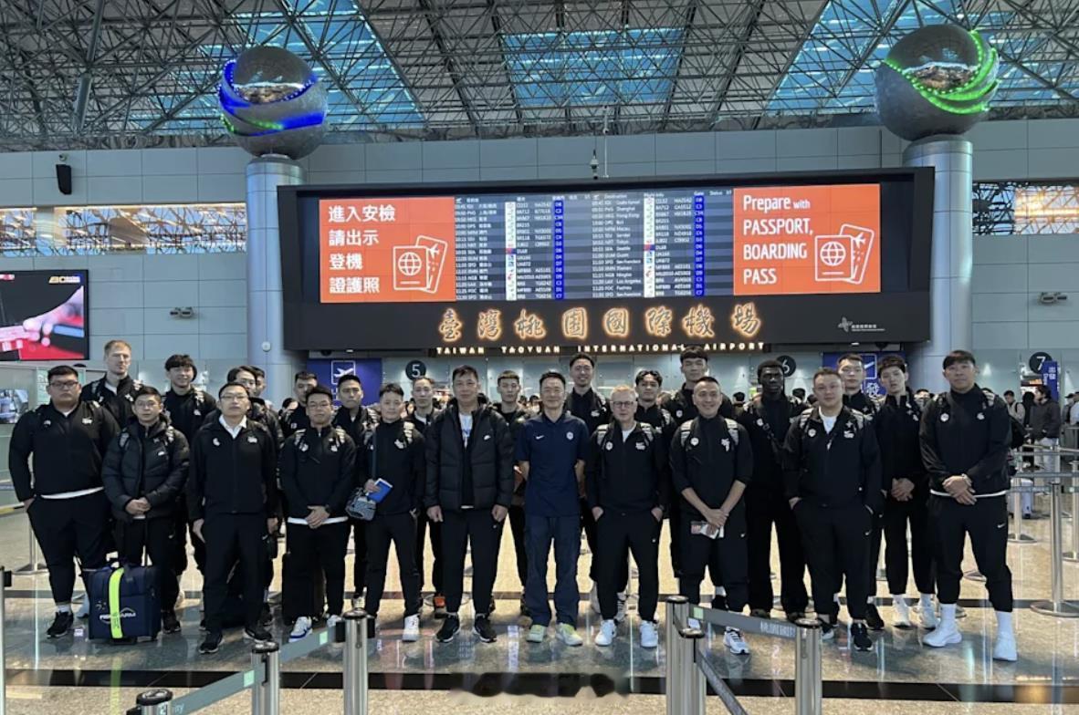 中国台北男篮启程前往日本，12人名单公布，CBA三将均在，林书纬入围，归化选的是